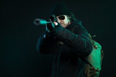 Sniper siyah holding silahı sakallı. Stüdyo vurdu.