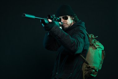 Sniper siyah holding silahı sakallı. Stüdyo vurdu.