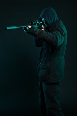 Sniper siyah holding silahı sakallı. Stüdyo vurdu.