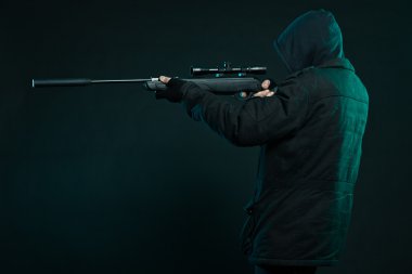 Sniper siyah holding silahı sakallı. Stüdyo vurdu.