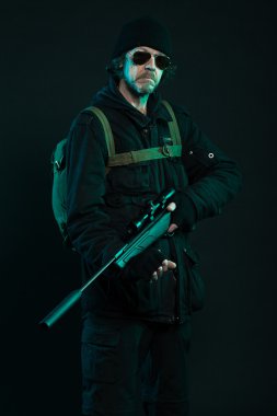 Sniper siyah holding silahı sakallı. Stüdyo vurdu.
