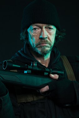 Sniper siyah holding silahı sakallı. Stüdyo vurdu.