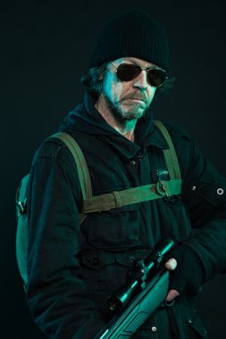 Sniper siyah holding silahı sakallı. Stüdyo vurdu.
