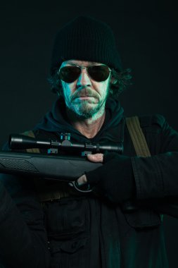 Sniper siyah holding silahı sakallı. Stüdyo vurdu.