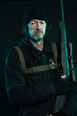 Sniper siyah holding silahı sakallı. Stüdyo vurdu.