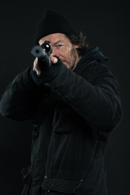 Sniper siyah holding silahı sakallı. Stüdyo vurdu.