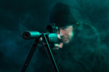 Sniper siyah holding silahı sakallı. Stüdyo vurdu.