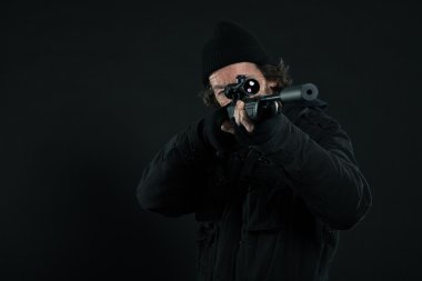 Sniper siyah holding silahı sakallı. Stüdyo vurdu.