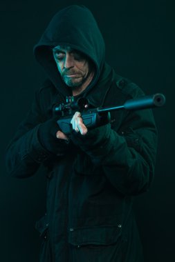 Sniper siyah holding silahı sakallı. Stüdyo vurdu.