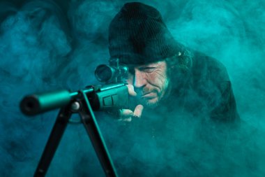 Sniper siyah holding silahı sakallı. Stüdyo vurdu.