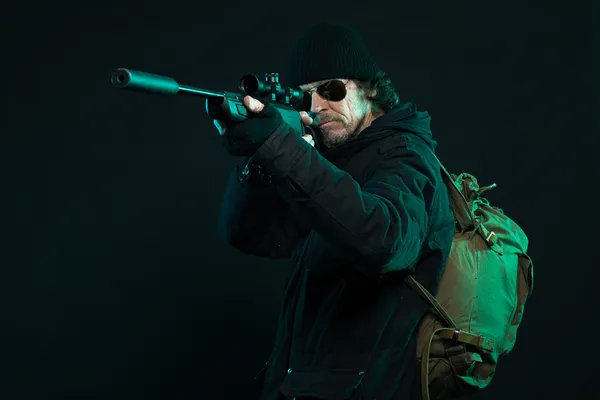 Francotirador con barba en pistola negra. Captura de estudio . — Foto de Stock