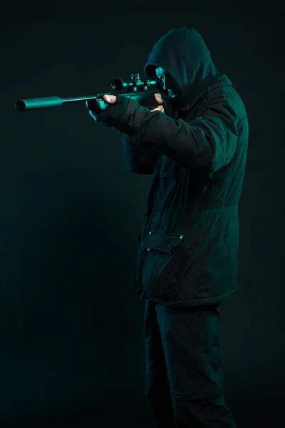 검정색 지주 총에서 수염과 저격수입니다. 스튜디오 촬영. — 스톡 사진