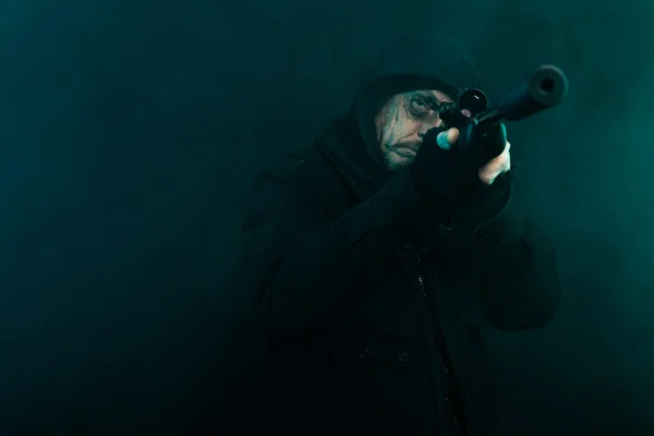 Francotirador con barba en pistola negra. Captura de estudio . — Foto de Stock