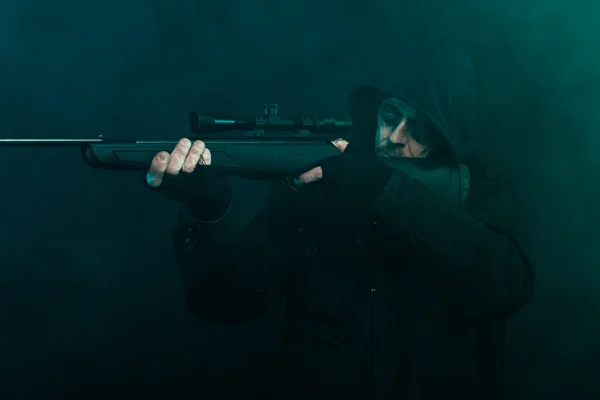 Francotirador con barba en pistola negra. Captura de estudio . —  Fotos de Stock