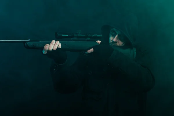 Francotirador con barba en pistola negra. Captura de estudio . — Foto de Stock