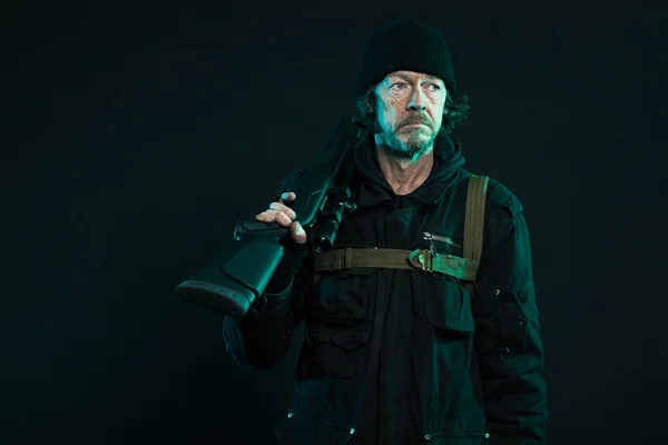 Francotirador con barba en pistola negra. Captura de estudio . —  Fotos de Stock