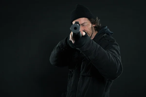 Sniper avec barbe en pistolet noir. Plan studio . — Photo