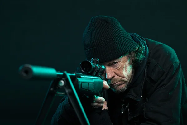 Francotirador con barba en pistola negra. Captura de estudio . — Foto de Stock