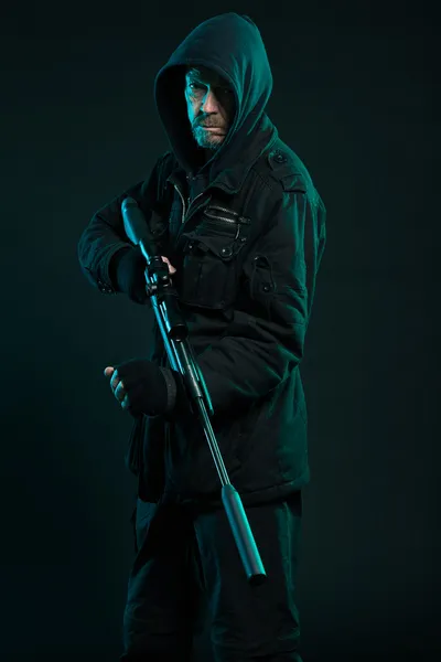 Francotirador con barba en pistola negra. Captura de estudio . — Foto de Stock