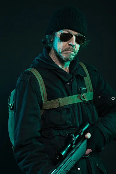 Francotirador con barba en pistola negra. Captura de estudio . —  Fotos de Stock