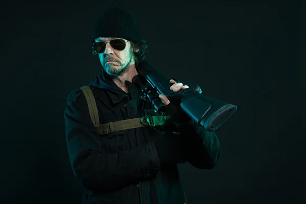 Scharfschütze mit Bart und schwarzer Pistole. Studioaufnahme. — Stockfoto