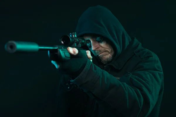 Scharfschütze mit Bart und schwarzer Pistole. Studioaufnahme. — Stockfoto