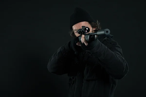 Francotirador con barba en pistola negra. Captura de estudio . — Foto de Stock