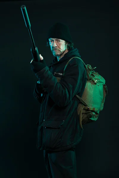 Francotirador con barba en pistola negra. Captura de estudio . — Foto de Stock