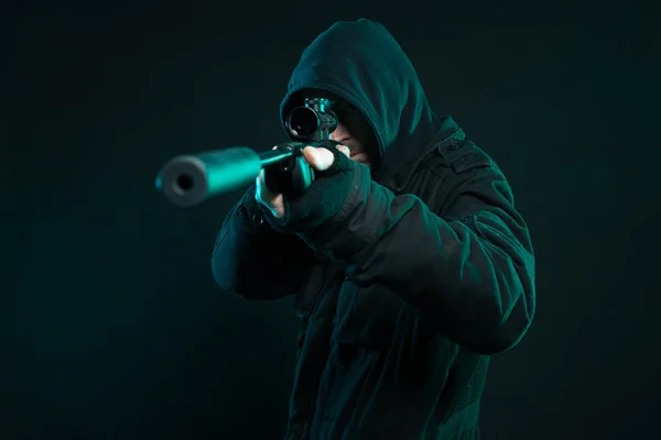 Sniper med skägg i svart anläggning gun. Studio skott. — Stockfoto