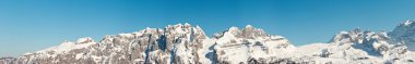 Panorama kışın kar mavi gökyüzü ile dağ manzarası.