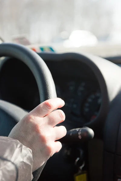 Mão das mulheres no volante do carro. Condução mulher . — Fotografia de Stock