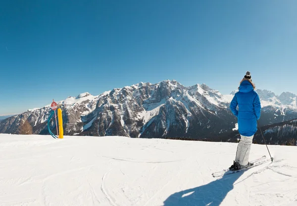 冬スポーツ雪スキーの女性との山の風景のパノラマ. — ストック写真
