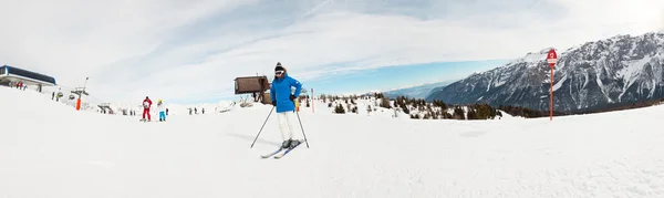 Vintersportens panorama snøfjellandskap med skikvinne . – stockfoto