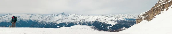 Kış kar dağ manzarası ile Kayak turizm Panoraması — Stok fotoğraf