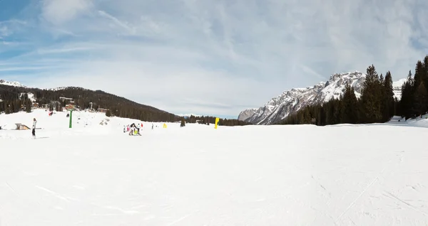 Panorama av vinterens snøfjellandskap med skiturister – stockfoto