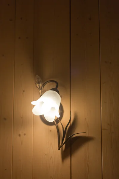 Cama tulipán luz sobre pared de madera en chalet deportivo de invierno . —  Fotos de Stock