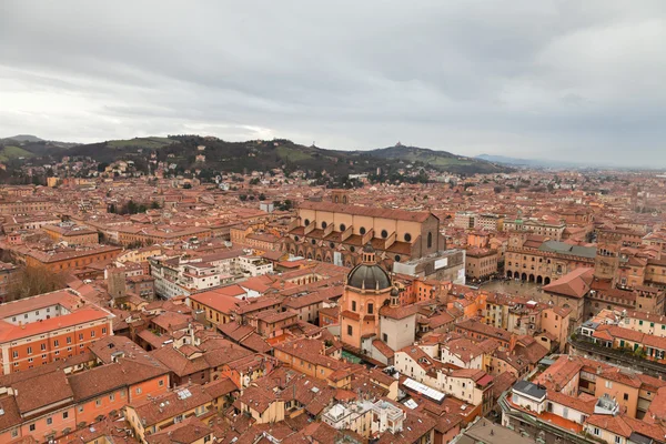 Bologna kuşların görünümü şehri. çatılar. İtalya. Avrupa. — Stok fotoğraf