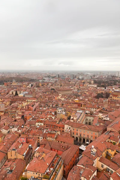 Ciudad de Bolonia vista de las aves. Techos. De Italia. Europa . — Foto de Stock