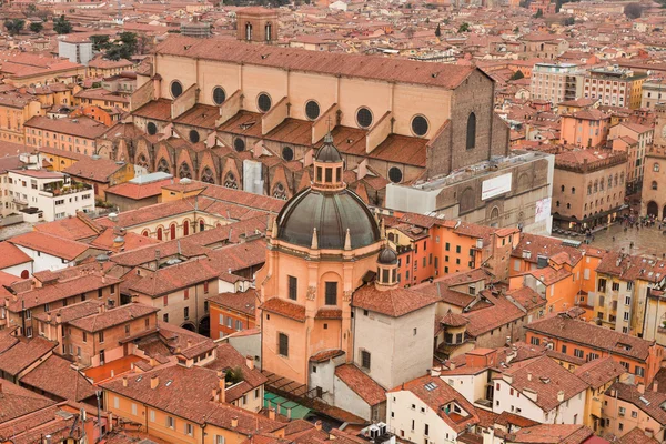 Bologna kuşların görünümü şehri. çatılar. İtalya. Avrupa. — Stok fotoğraf