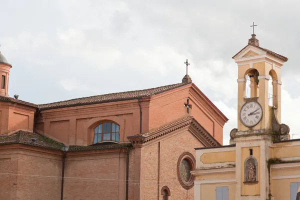 Detalj av italienska kyrkoarkitektur. Castel san pietro. Italien. — Stockfoto