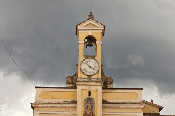 Szczegóły włoskiej architektury Kościoła. Castel san pietro. Włochy. — Zdjęcie stockowe