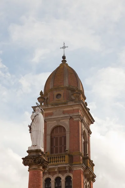 Szczegóły włoskiej architektury Kościoła. Castel san pietro. Włochy. — Zdjęcie stockowe