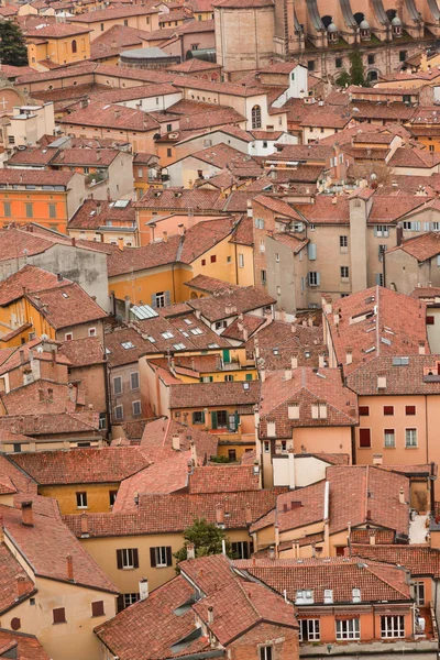 Město bologna ptáci zobrazení. střechy. Itálie. Evropa. — Stock fotografie