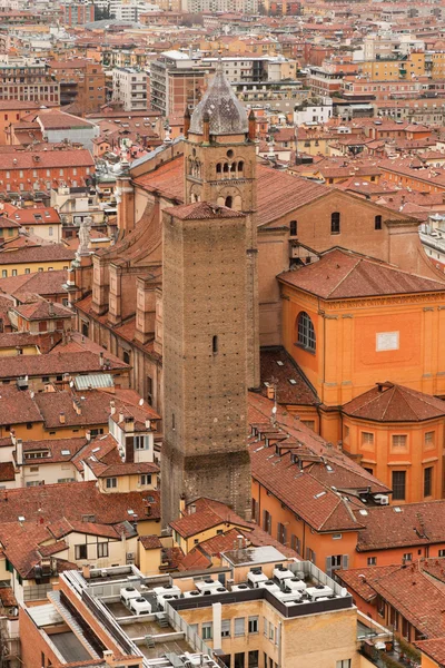 Staden bologna fåglar Visa. hustaken. Italien. Europa. — Stockfoto