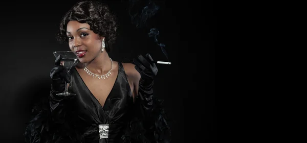 Klasik caz kadının şarkı. siyah Afrika kökenli Amerikalı. içki ve sm — Stok fotoğraf