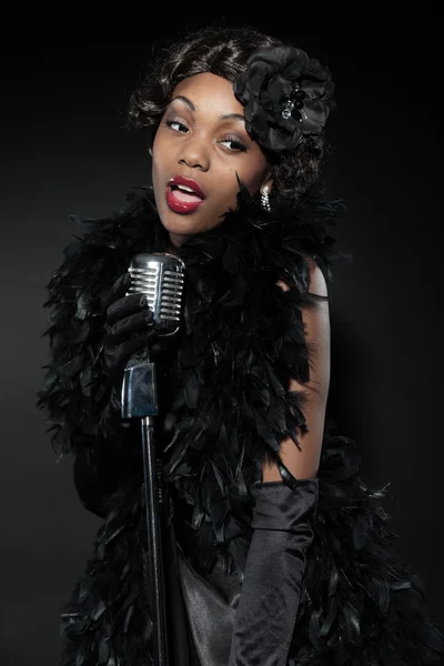 Mujer de jazz vintage cantando. Negro africano americano . — Foto de Stock