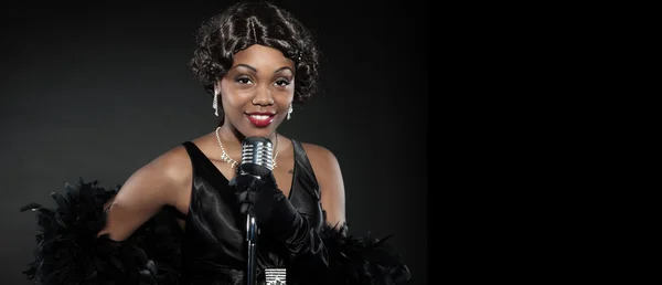 Mujer de jazz vintage cantando. Negro afroamericano. Copiar espacio . —  Fotos de Stock