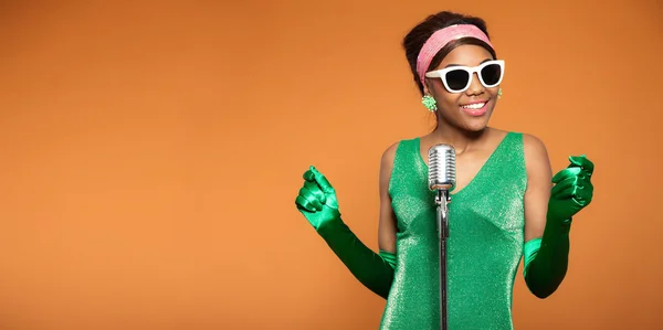 Vintage soul funk woman singing. Black african american. Copy sp — Stock Photo, Image