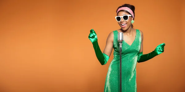 Vintage soul funk woman singing. Black african american. Copy sp — Stock Photo, Image