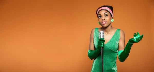 ビンテージ魂を歌っているジャズ女性。黒アフリカ系アメリカ人。sp にコピーします。 — ストック写真